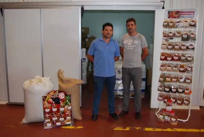 Los hermanos Rafael y Juan Pedroza muestran la variedad de productos que venden